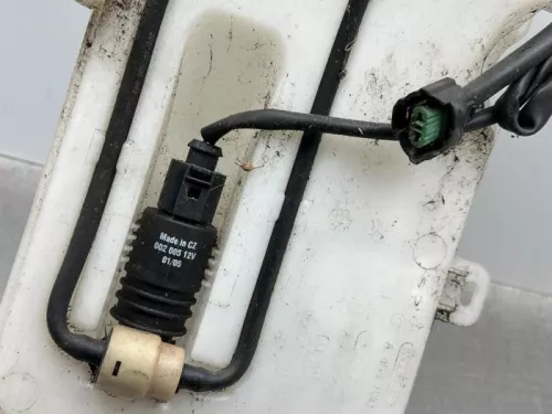 Ruitensproeiertank voor-8238215 (22437714)