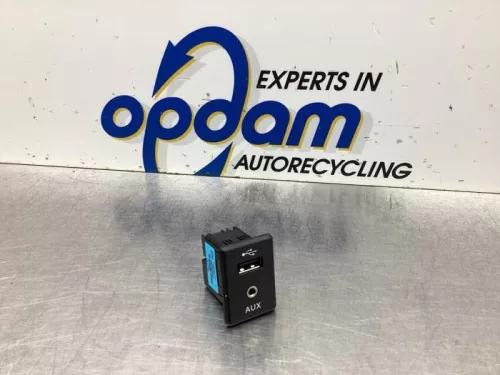 AUX/USB aansluiting-7520018 (19020282)