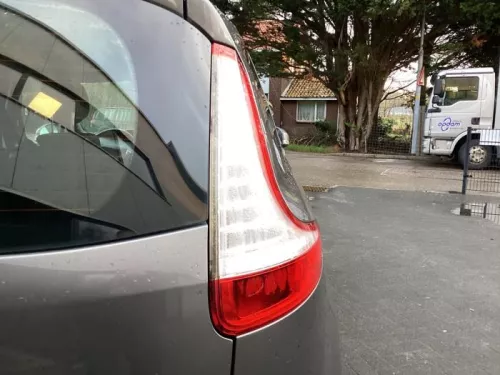 Achterlicht rechts-8405207